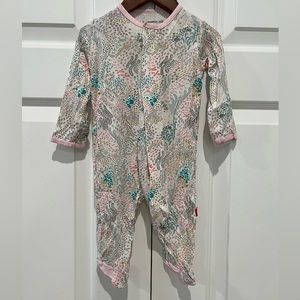 Excellent condition Magnetic Me Sleeper - 0-3mo - Floral